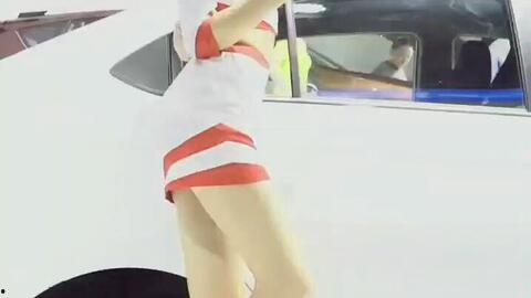 抖音网红模特吃瓜,趣味互动引网友热议
