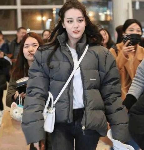 热巴机场爆料视频大全集,时尚穿搭与魅力瞬间大盘点 第3张 热巴机场爆料视频大全集,时尚穿搭与魅力瞬间大盘点 第3张