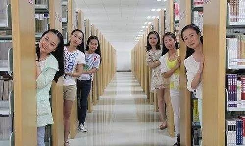 娱乐吃瓜酱大学生上课,揭秘大学生课堂上的“吃瓜”瞬间